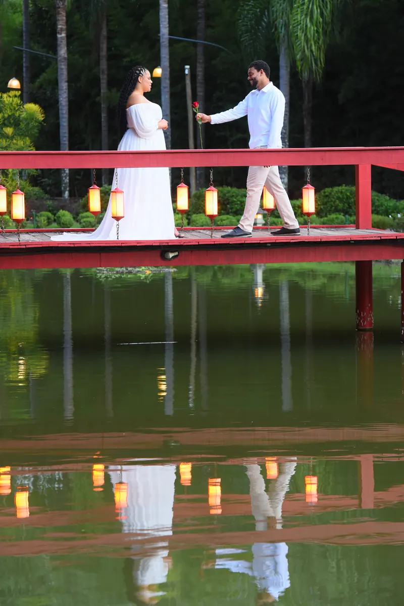 Noivos na ponte, refletidos no lago