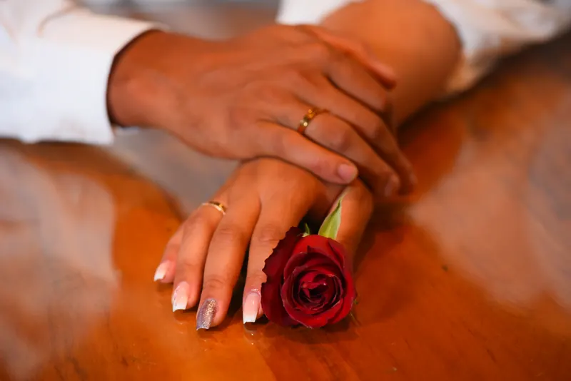 Alianças e uma rosa
