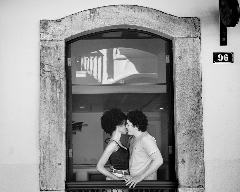 Beijo na janela, em preto e branco