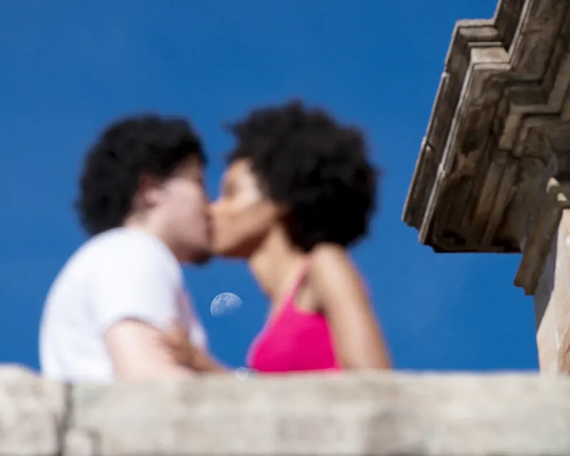Beijo contra o céu azul