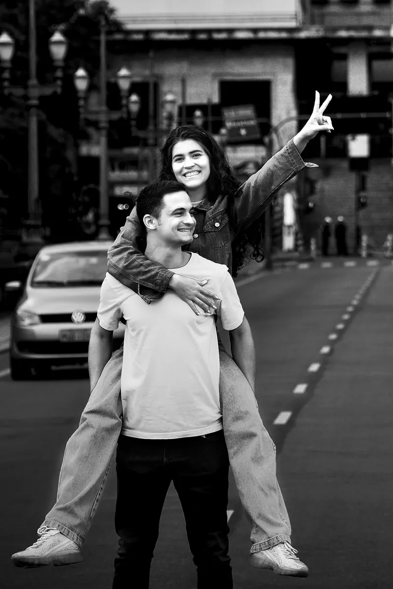 Casal na rua, em preto e branco