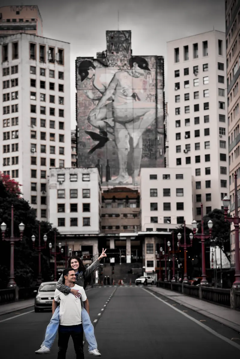 Casal no centro da cidade