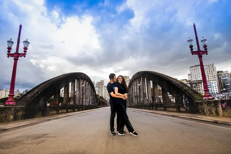 Casal no viaduto