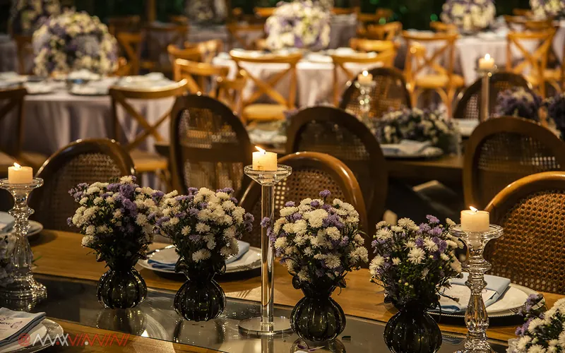 Mesas com flores e velas antes da festa