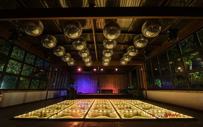 Pista de dança iluminada antes da festa