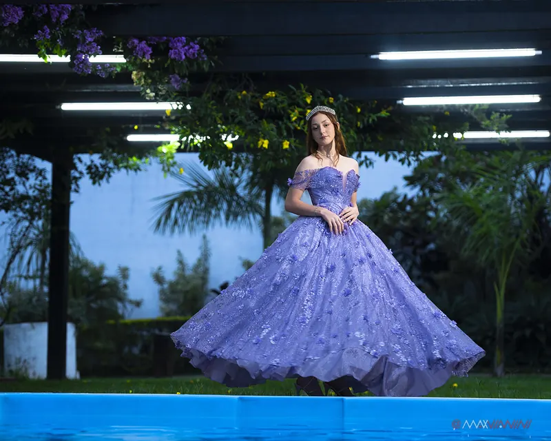 Debutante de vestido lilás à beira da piscina