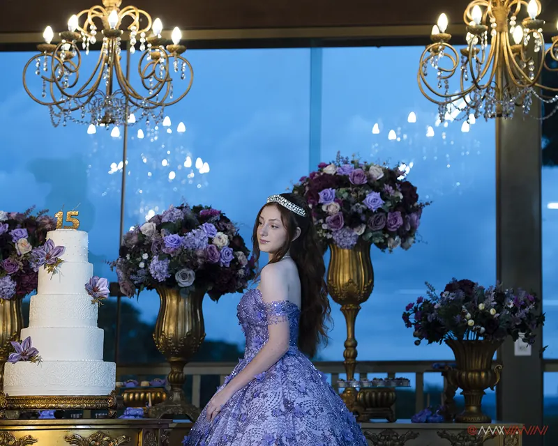 Debutante ao lado do bolo de 15 anos
