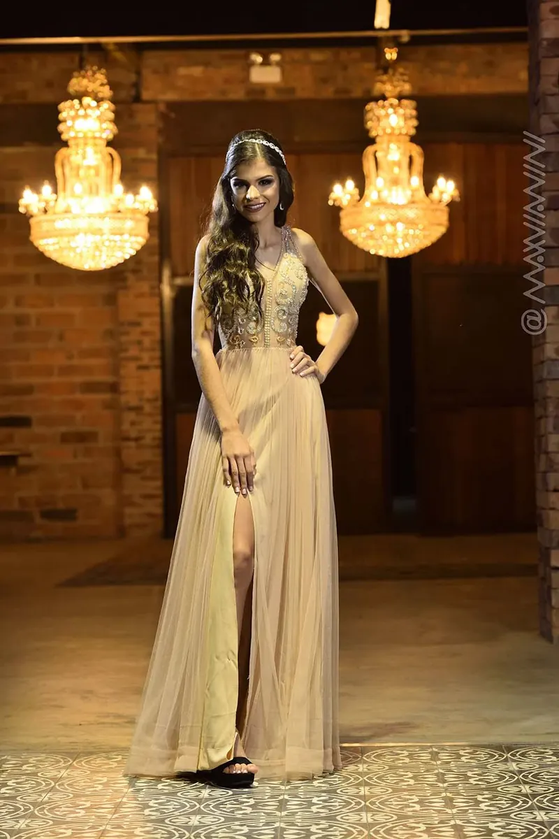 Debutante sob os lustres