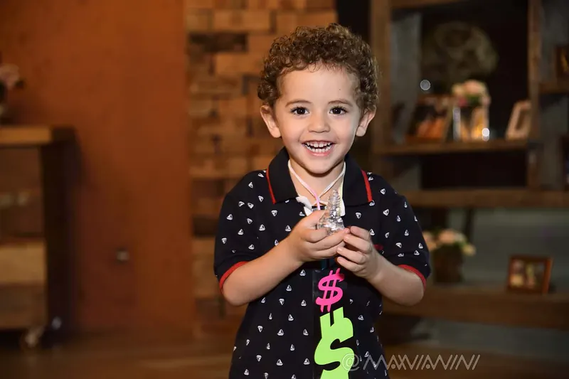 Criança sorrindo na festa