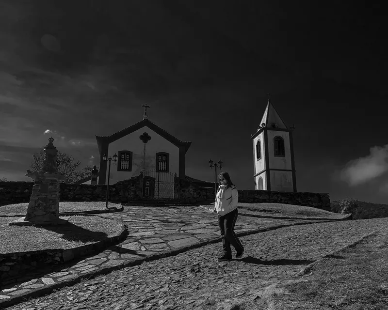Ensaio diante da igreja, em preto e branco